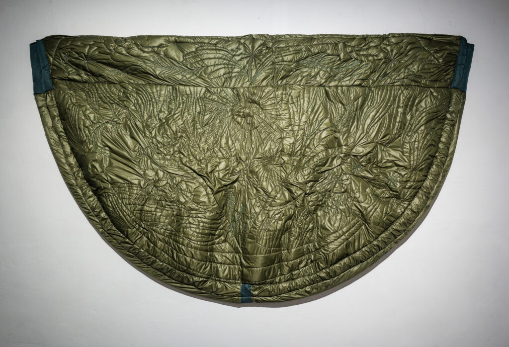 Maria Alcaide. Impermeabile o mantello da cavallo, 2025. © María Alcaide. Museo Reina Sofia