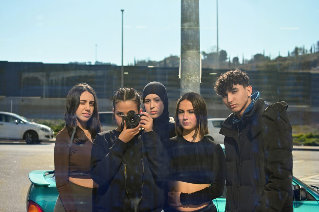 Hajar Ahannouk, Ikhlas Daoudi, Achraf El Idrissi, Ivet Lázaro, Miriam Reyes Autoritratto nel quartiere Roc Blanc, Terrassa. © A Bao A Qu - Istituto Les Aimerigues 