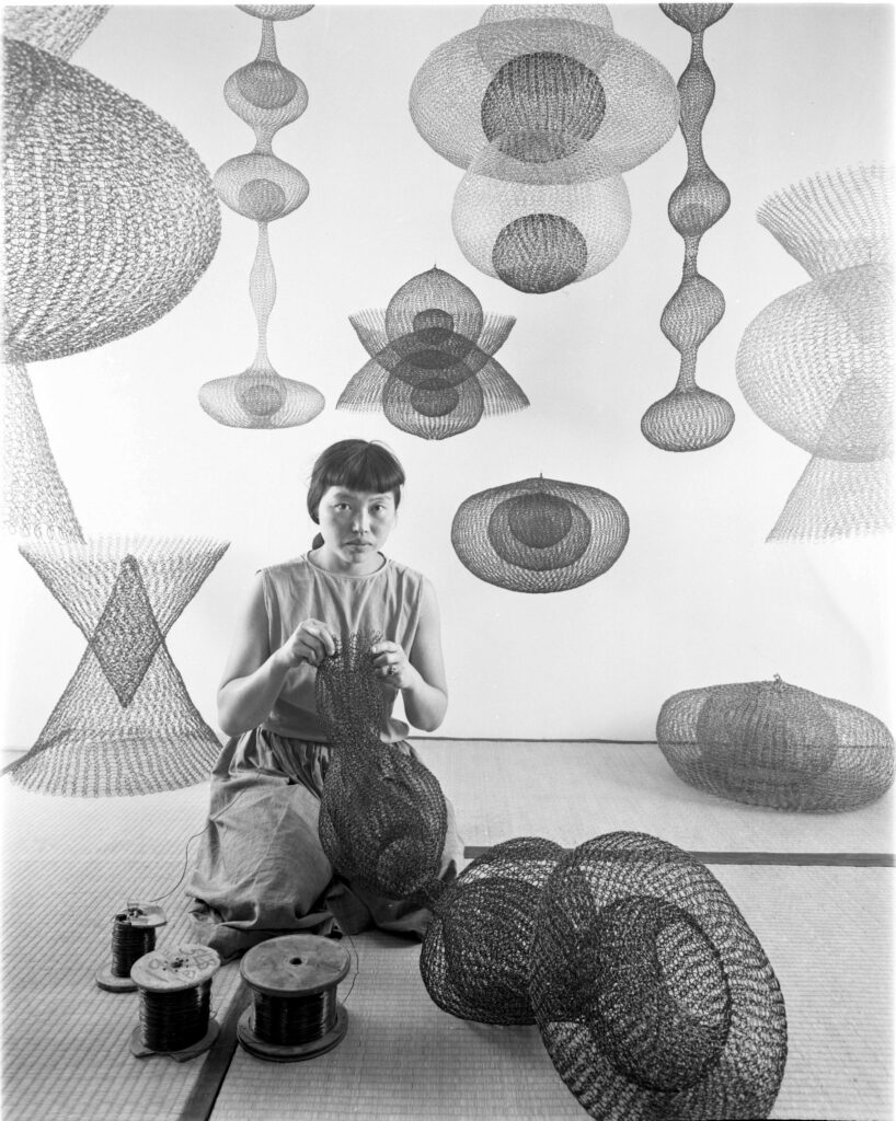 L'artista Ruth Asawa realizza sculture in filo metallico, 1954. © 2026 Ruth Asawa Lanier, Inc., per gentile concessione di David Zwirner