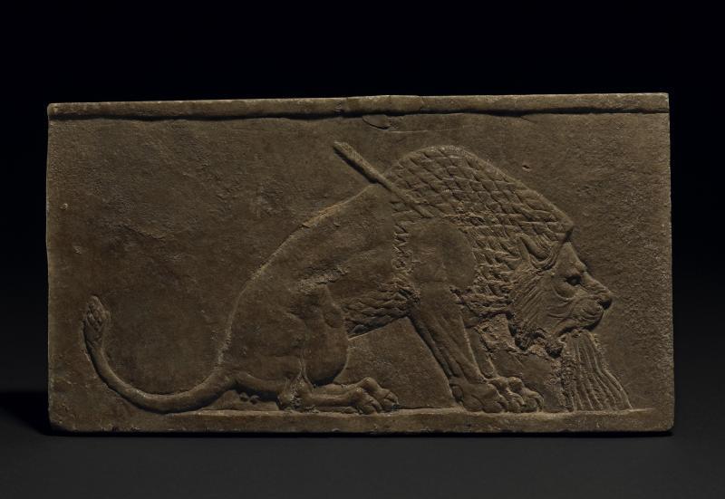 Bassorilievo murale in gesso raffigurante un leone ferito a morte da una freccia, 645-640 a.C. d.C., Palazzo Nord, Ninive (Iraq). 1992. Gli amministratori del British Museum