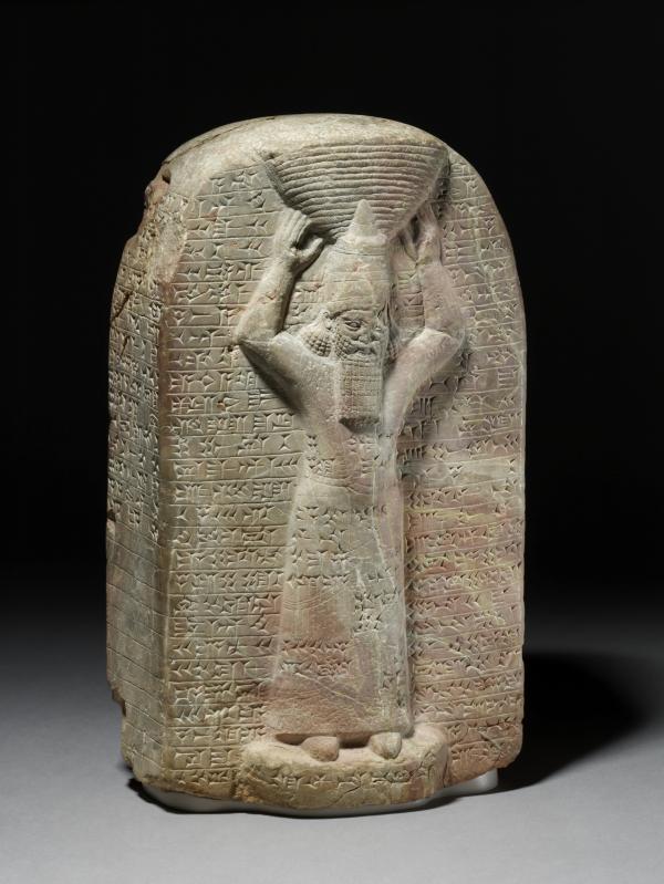 Stele di pietra che mostra Assurbanipal che restaura un santuario a Babilonia, 668-655 a.C. C., Tempio di Marduk, Babilonia (Iraq). Gli amministratori del British Museum