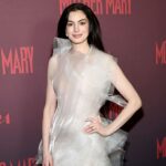 Anne Hathaway incanta sul tappeto rosso di Mother Mary con gioielli di lusso