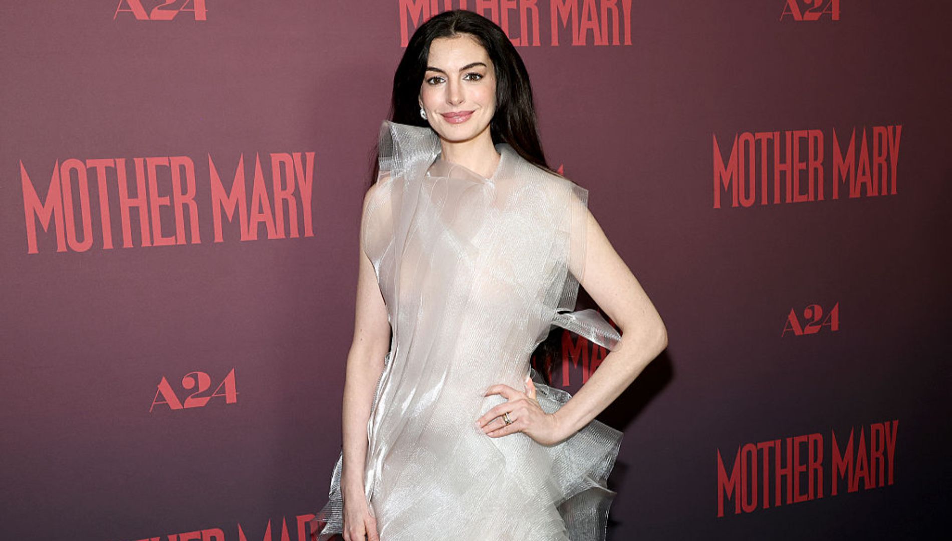 Anne Hathaway incanta sul tappeto rosso di Mother Mary con gioielli di lusso