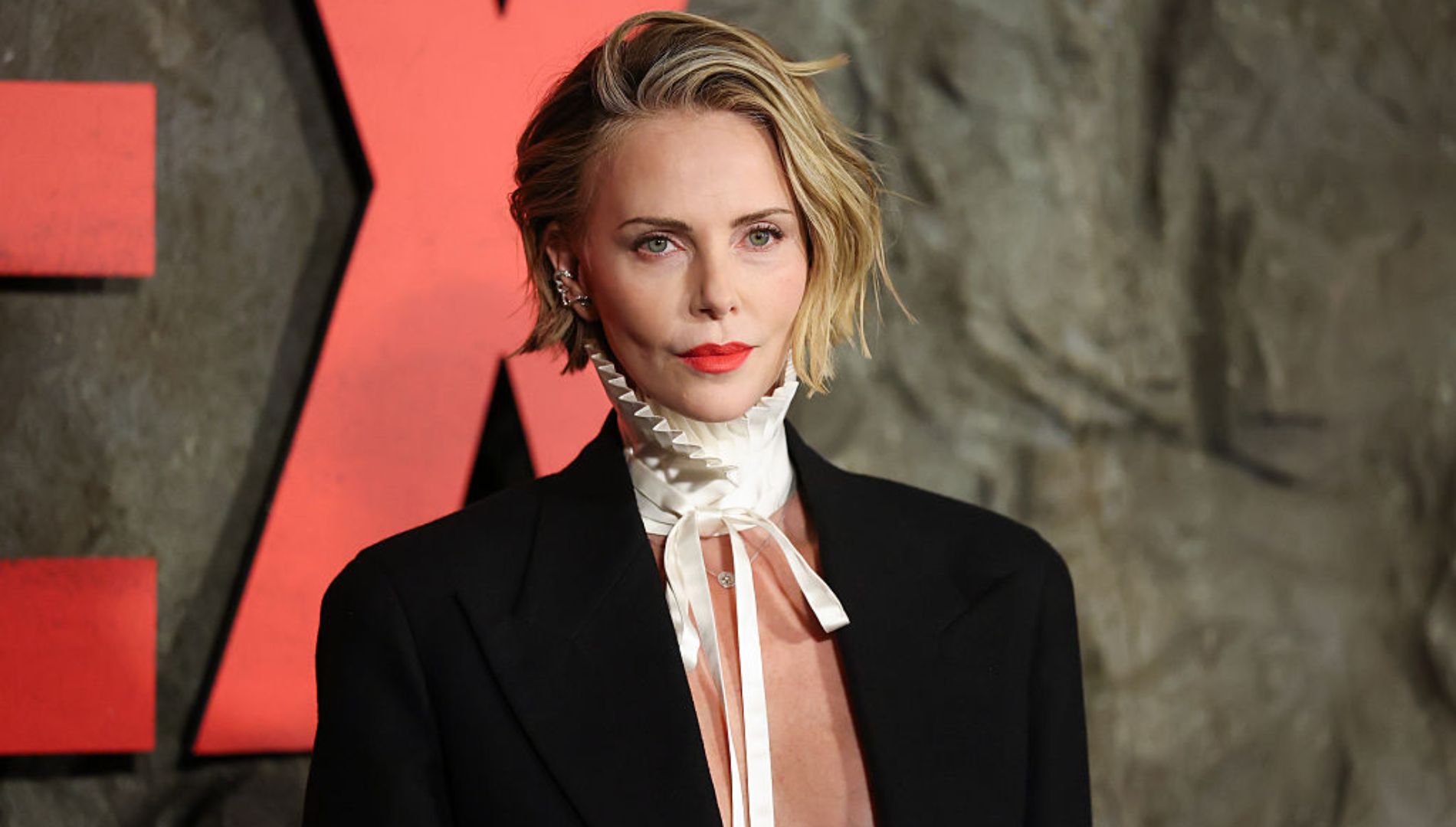 Charlize Theron brilla all’anteprima di Apex