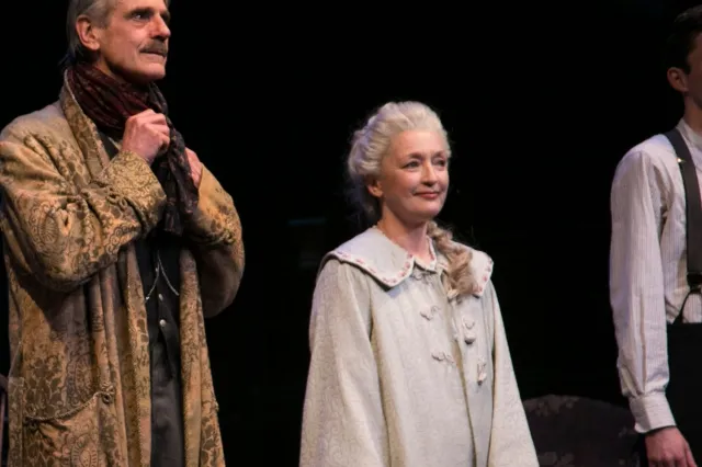 Lesley Manville scatena un vespaio online con i suoi commenti al saluto di scena