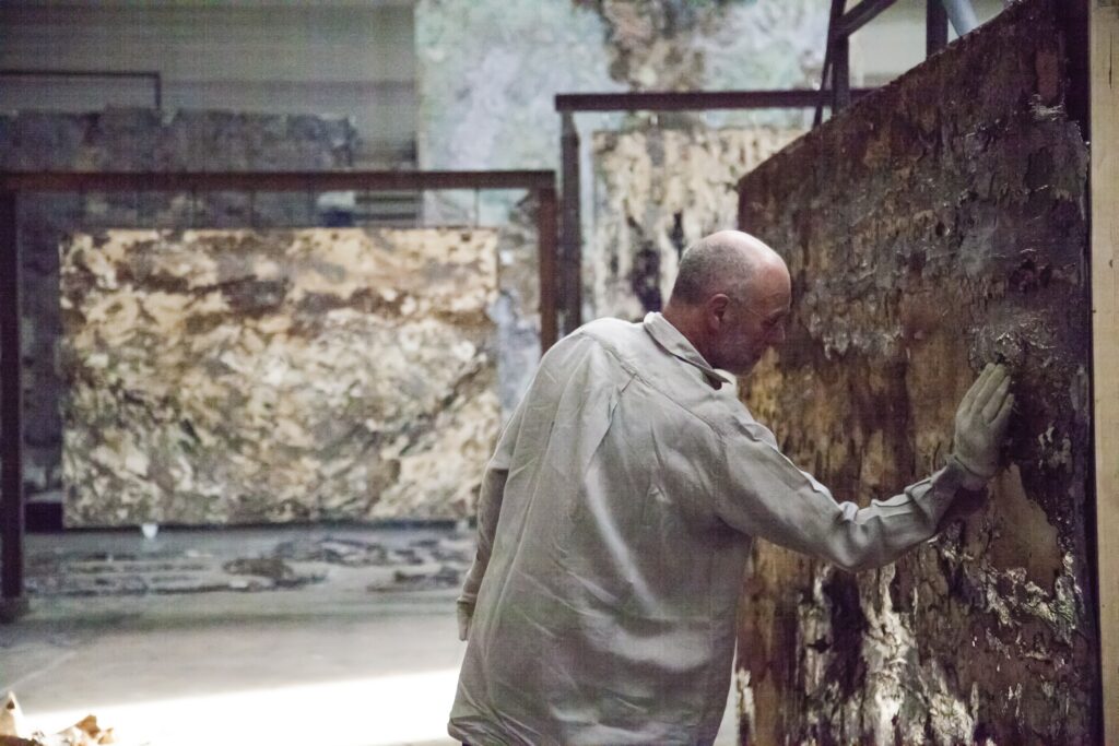 Anselm Kiefer nel suo studio nel 2016. Fotografia: Waltraud Forelli
