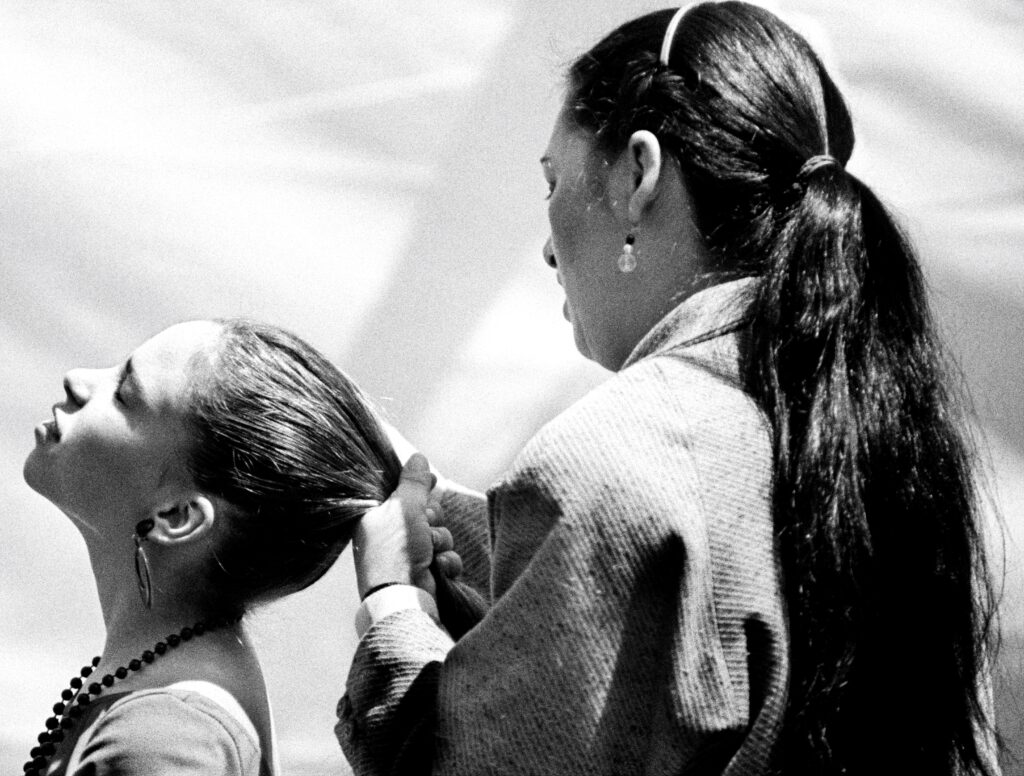 Coda. Madre che pettina i capelli della figlia, 1994. Colita Photography Archive