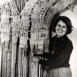 Aurèlia Muñoz con su obra Macra I, 1969