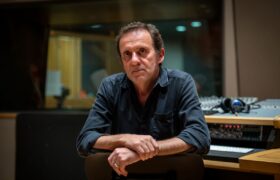 Questo cantante ha rifiutato di prestare la voce al più grande successo dellʼanno e finalmente spiega perché