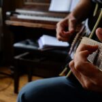 Un chitarrista di 27 anni si esercitava otto ore al giorno: ciò che i medici hanno visto sulle sue mani allarma i musicisti