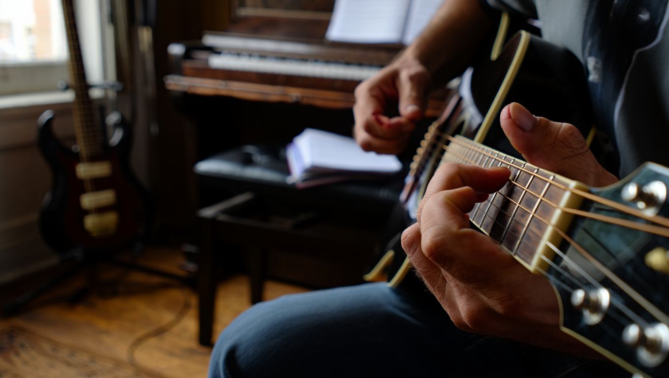 Un chitarrista di 27 anni si esercitava otto ore al giorno: ciò che i medici hanno visto sulle sue mani allarma i musicisti