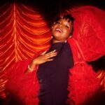 Temi Wilkey: Lover Girl al Pleasance Courtyard – Recensione del Fringe di Edimburgo