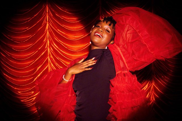 Temi Wilkey: Lover Girl al Pleasance Courtyard – Recensione del Fringe di Edimburgo