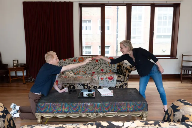 Charlotte d’Amboise si unisce a Jesse Tyler Ferguson nello spettacolo Tru a Londra