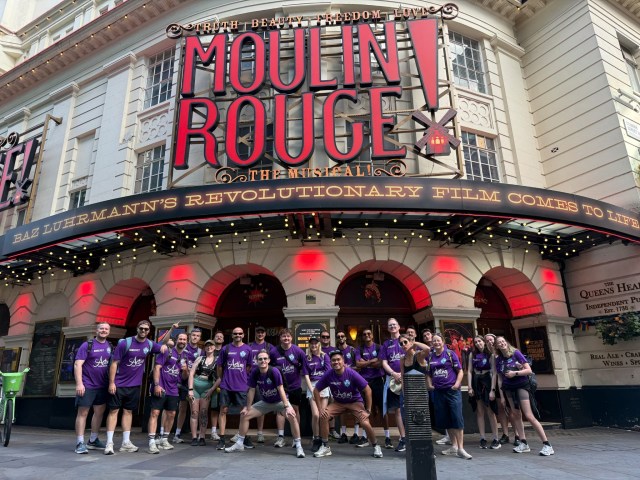 Grande camminata benefica nel West End di Londra raccoglie oltre 6.000 sterline per Acting for Others
