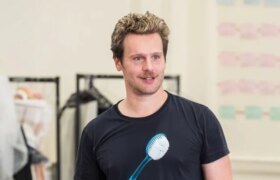 Jonathan Groff in una versione con cast interamente maschile di Come vi piace: tutto ciò che c’è da sapere all’inizio delle repliche