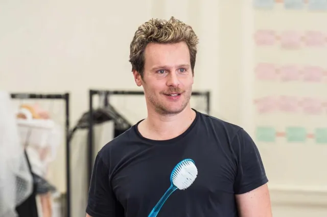 Jonathan Groff in una versione con cast interamente maschile di Come vi piace: tutto ciò che c’è da sapere all’inizio delle repliche