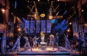 Rent con Gaten Matarazzo: prima foto ufficiale mentre iniziano le repliche nel West End