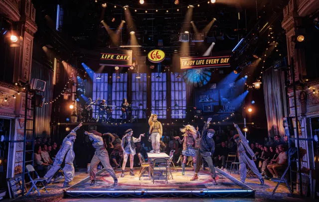 Rent con Gaten Matarazzo: prima foto ufficiale mentre iniziano le repliche nel West End