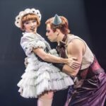 Skylar Astin e Sarah Hyland in Cabaret al Kit Kat Club: prime foto esclusive