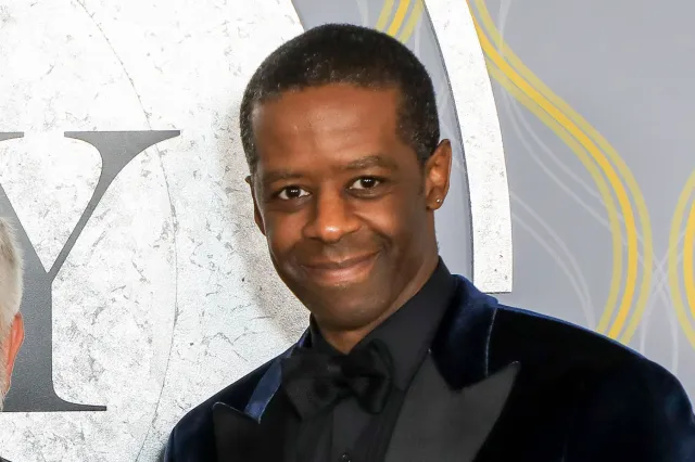 Adrian Lester accenna a un possibile ruolo in un prossimo revival di un musical di Sondheim