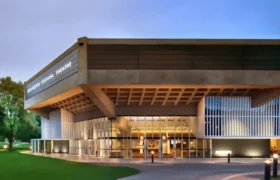 Chichester Festival Theatre annulla lo spettacolo dopo che un membro del cast è stato inseguito fisicamente per le vie della città durante un attacco
