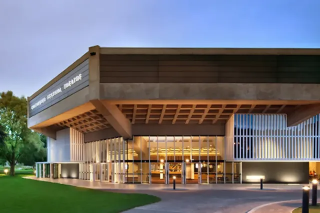 Chichester Festival Theatre annulla lo spettacolo dopo che un membro del cast è stato inseguito fisicamente per le vie della città durante un attacco