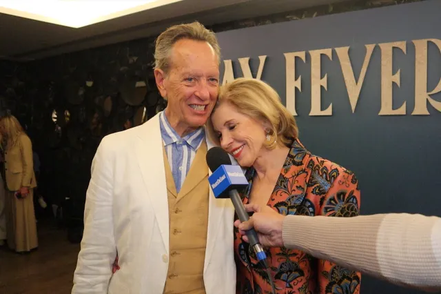 Christine Baranski e Richard E. Grant: amicizia felice, amore per l’Inghilterra e baci in scena – Hay Fever al West End