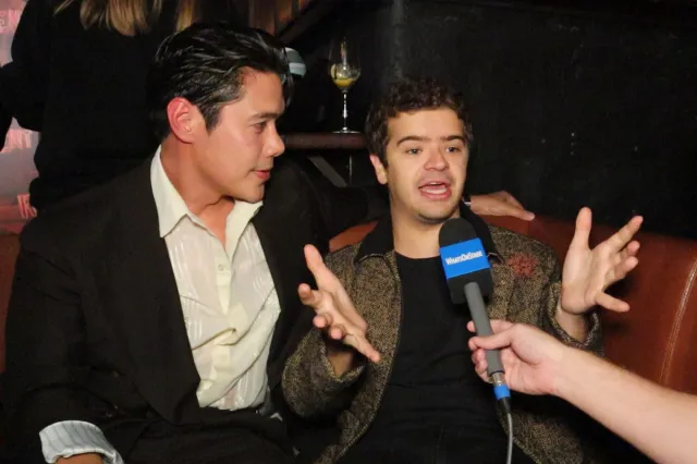 Gaten Matarazzo e il cast di Rent: vivere La Vie Boheme nel 30° anniversario del musical