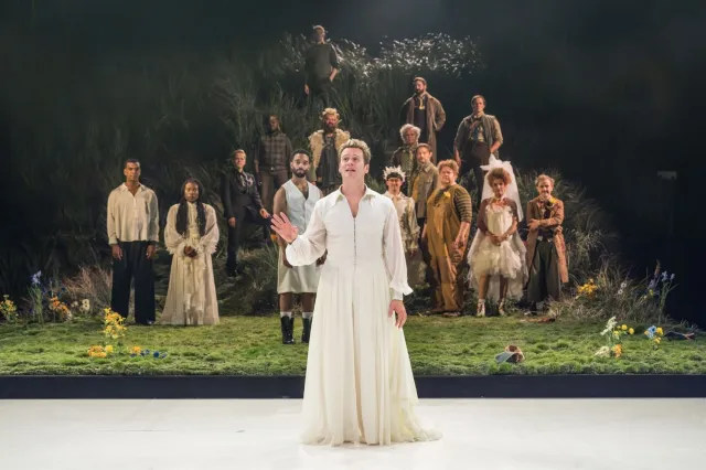Jonathan Groff guida Come vi piace della Royal Shakespeare Company: cast interamente maschile, prime foto in anteprima