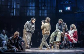 Recensione Rent: debutto di Gaten Matarazzo al West End in un revival entusiasmante