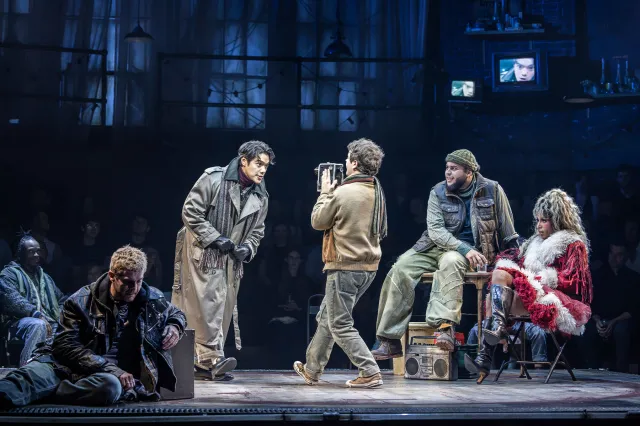 Recensione Rent: debutto di Gaten Matarazzo al West End in un revival entusiasmante